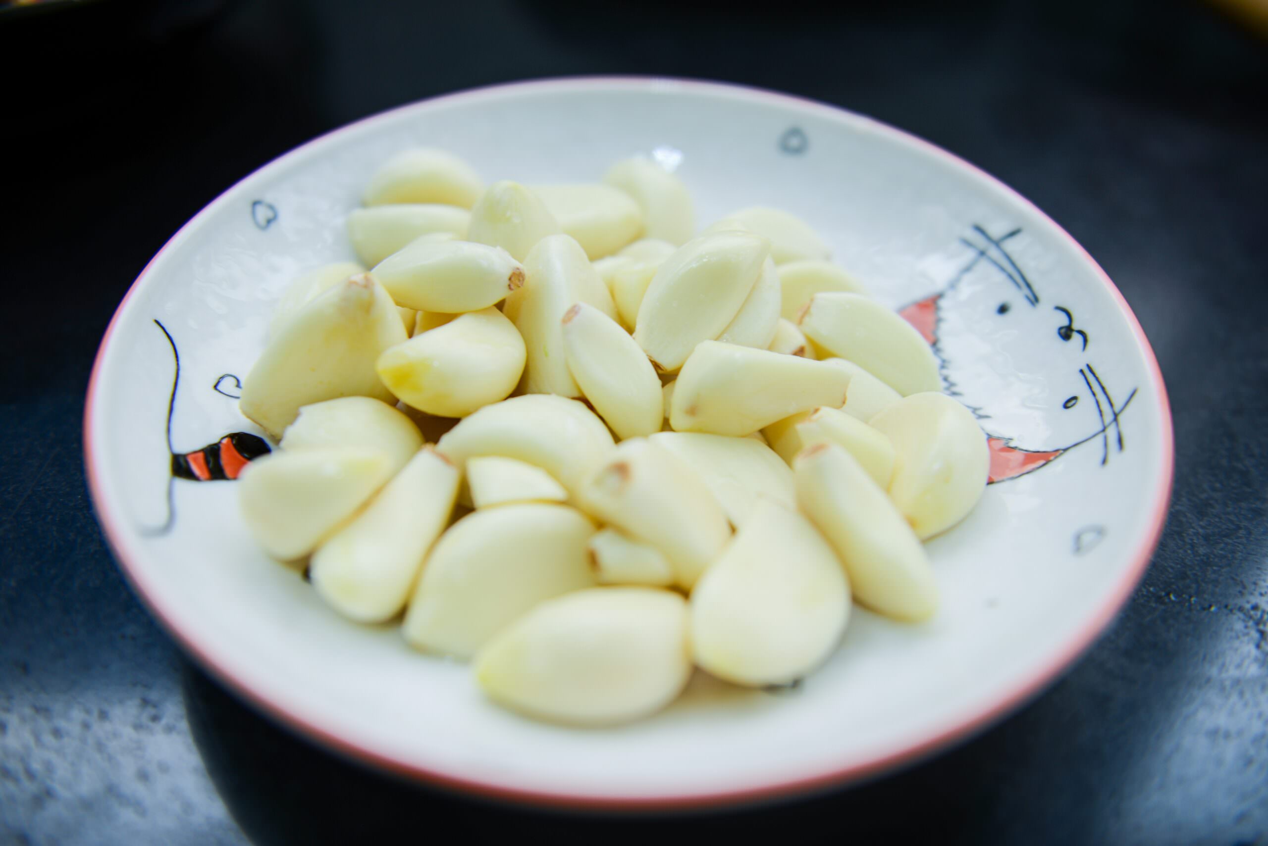 a plate of garlic